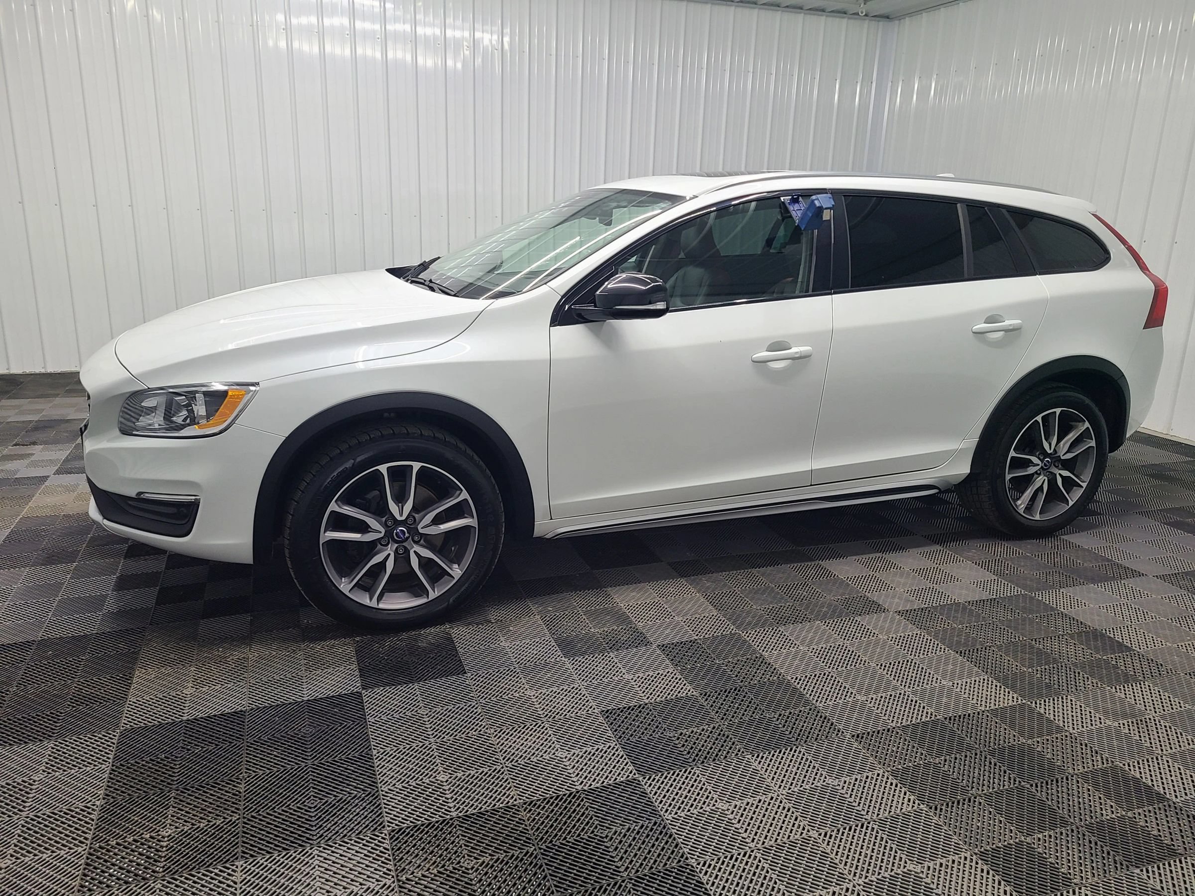 Used 2018 Volvo V60 T5 Cross Country w/ Convenience Package AWD/4WD image 8