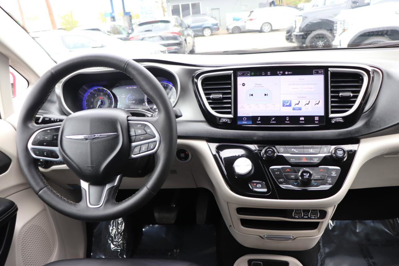 Used 2023 Chrysler Pacifica Touring-L image 19