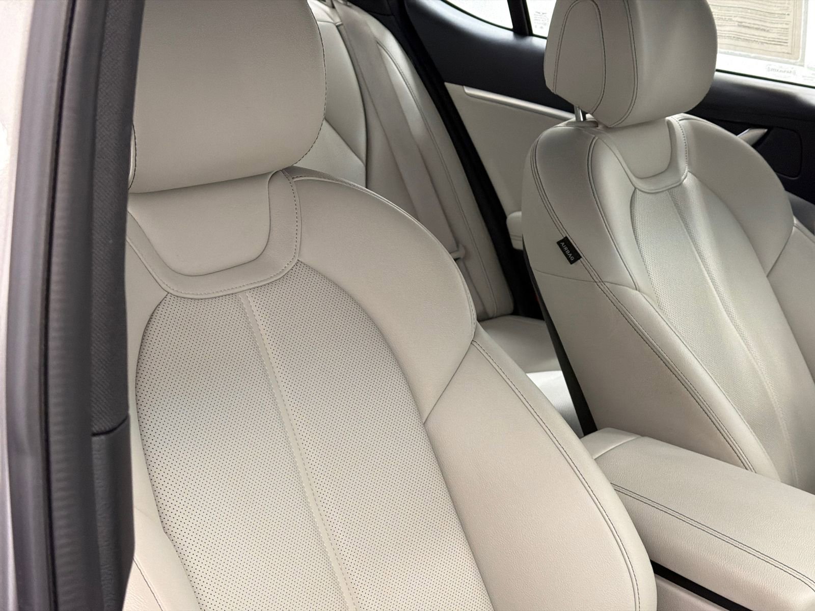 Used 2024 Genesis G70 2.5T image 9