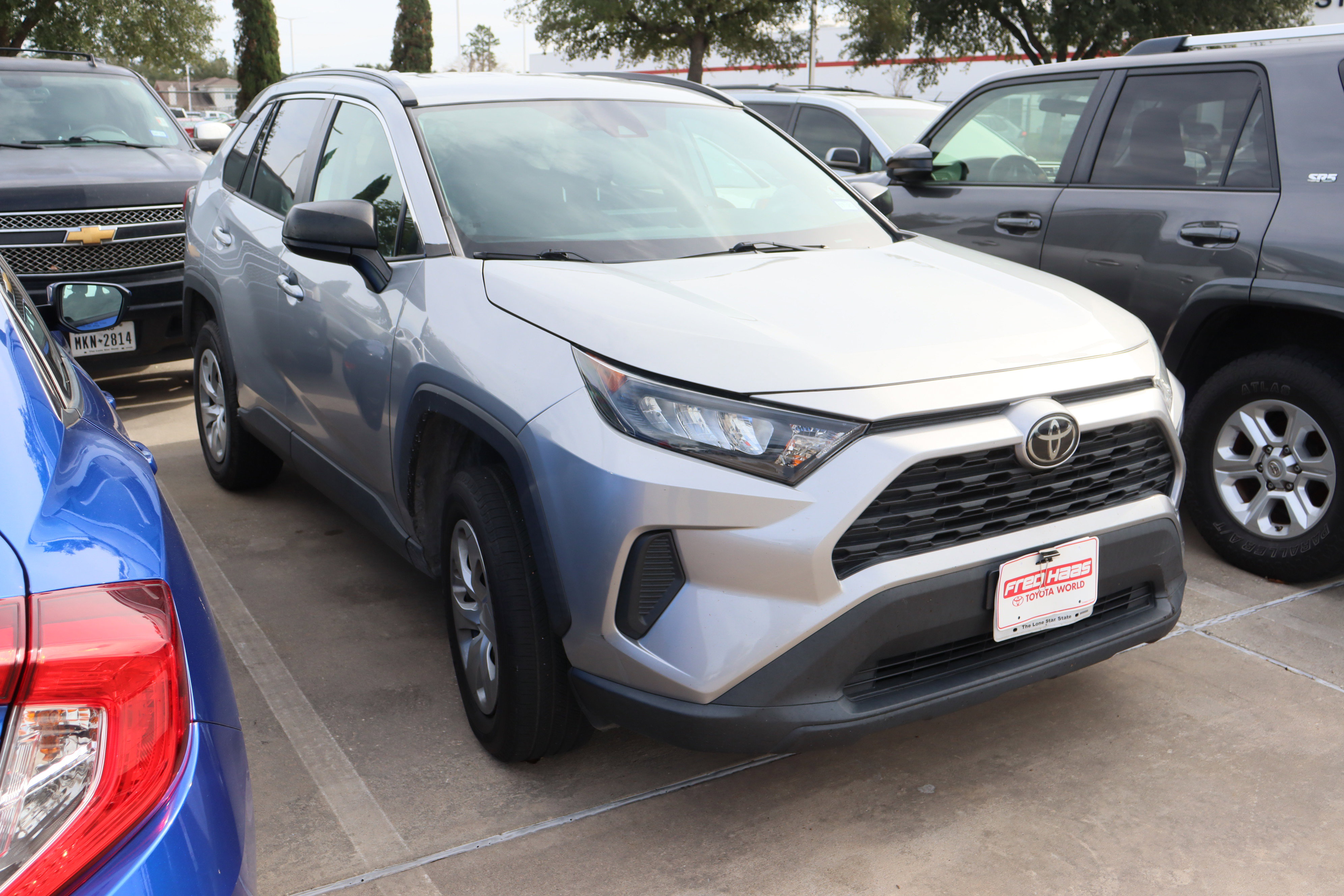 Used 2019 Toyota RAV4 LE image 2