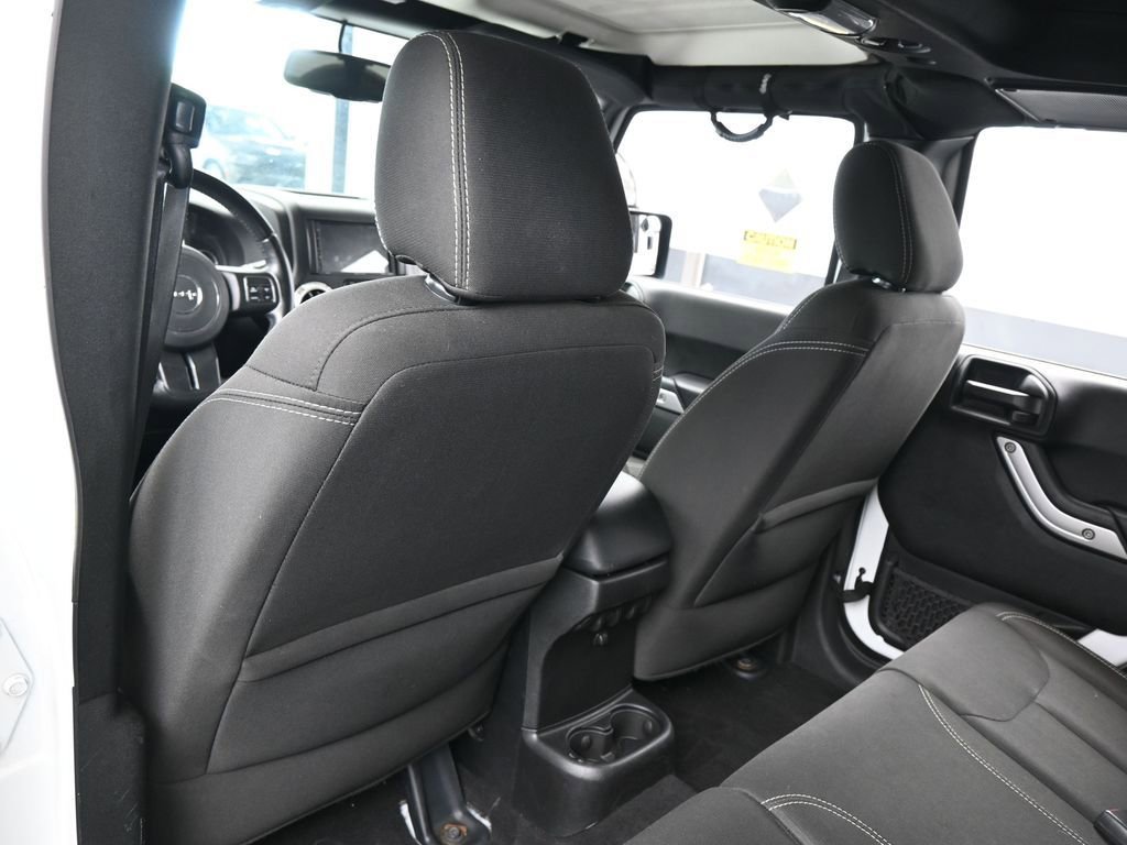 Used 2018 Jeep Wrangler Unlimited Sahara w/ Connectivity Group image 28