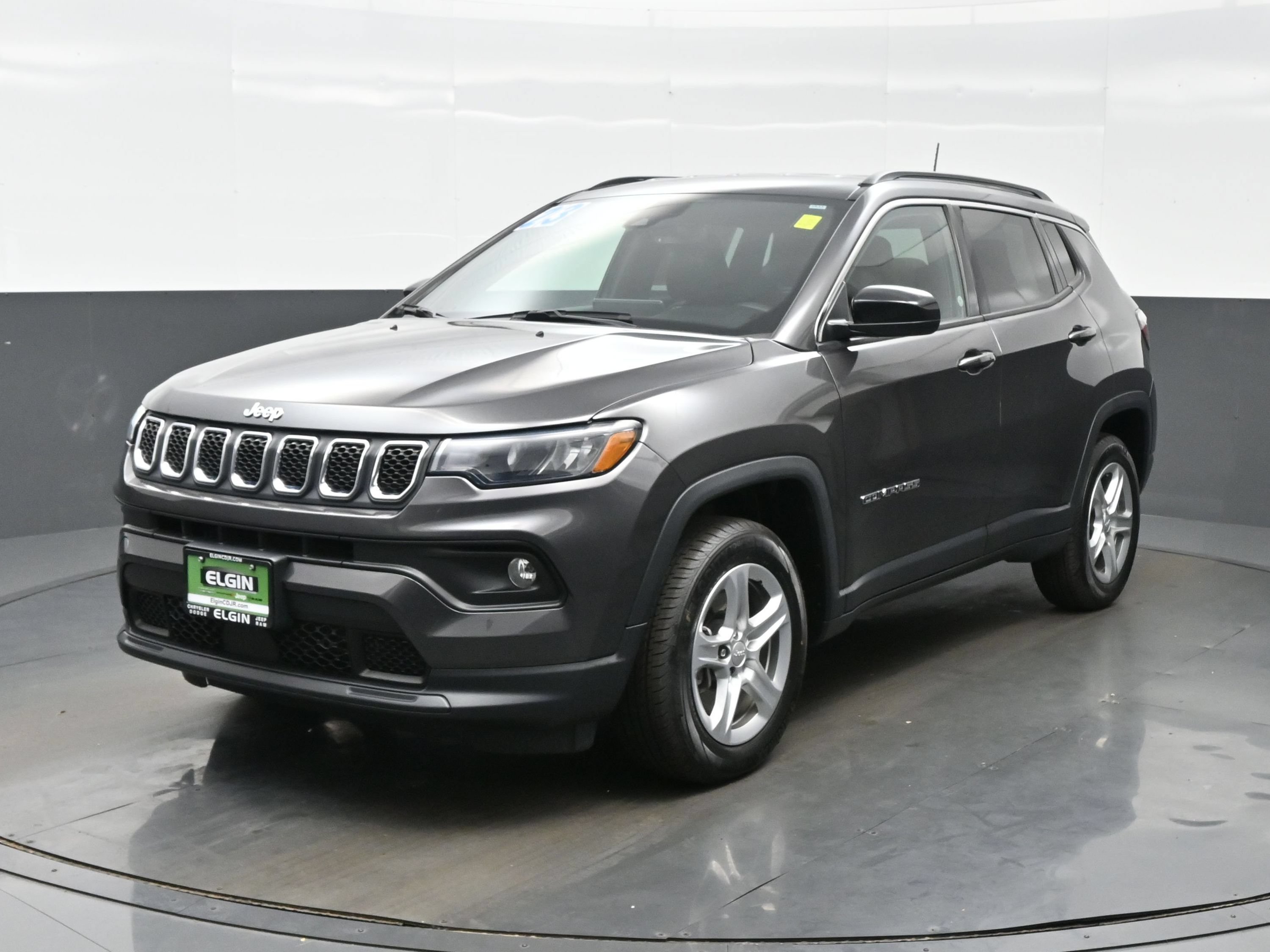 Used 2023 Jeep Compass Latitude w/ Convenience Group AWD/4WD image 2