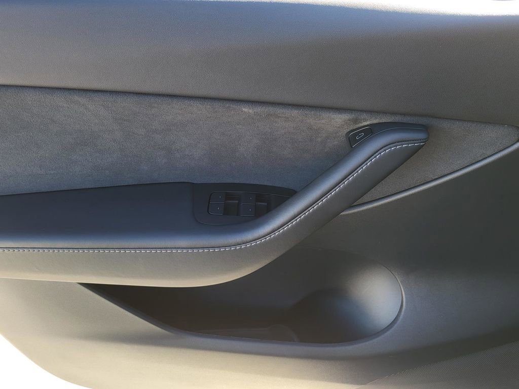 Used 2022 Tesla Model Y Long Range image 18