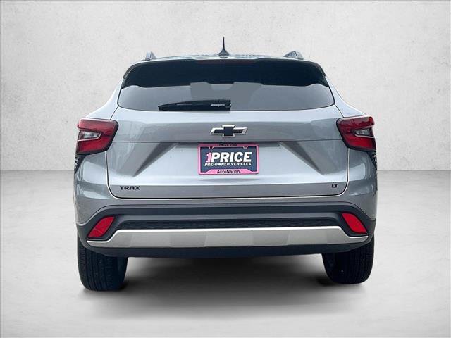 Certified 2025 Chevrolet Trax LT w/ LPO, Blackout Package FWD image 4