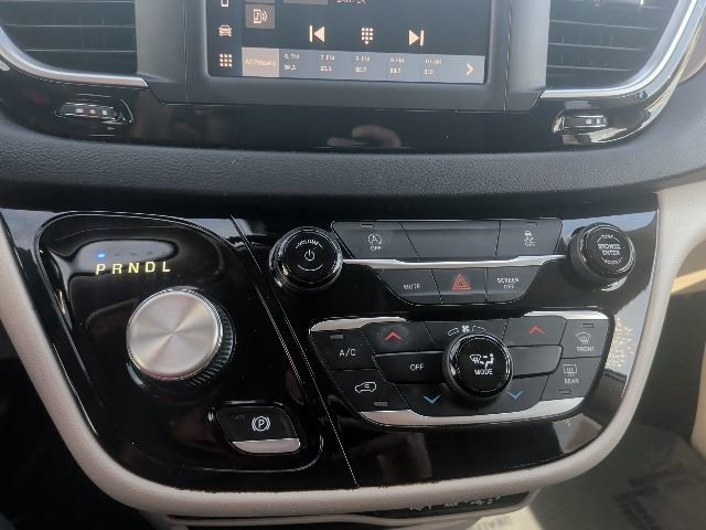 Used 2023 Chrysler Voyager LX image 27