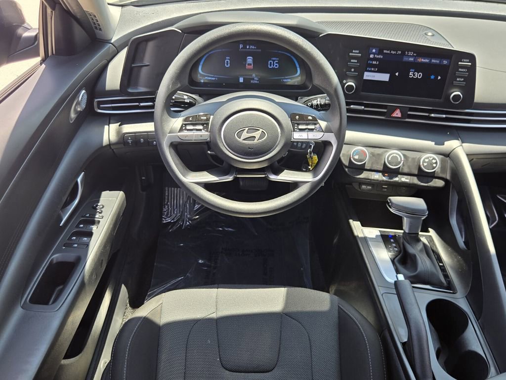 Used 2024 Hyundai Elantra SE FWD image 12