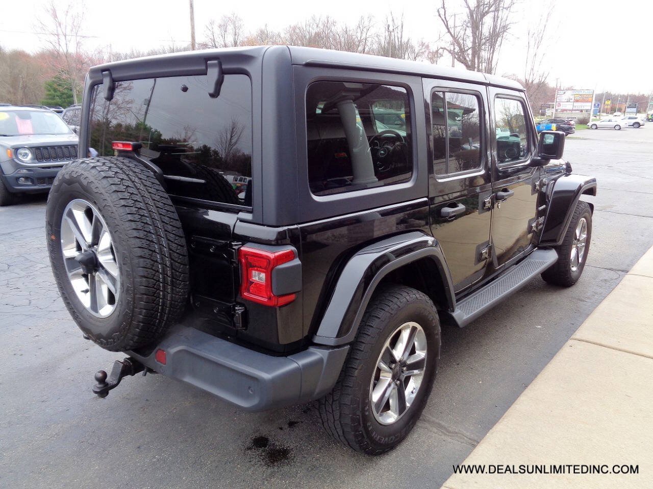 Used 2018 Jeep Wrangler Unlimited Sahara AWD/4WD image 3