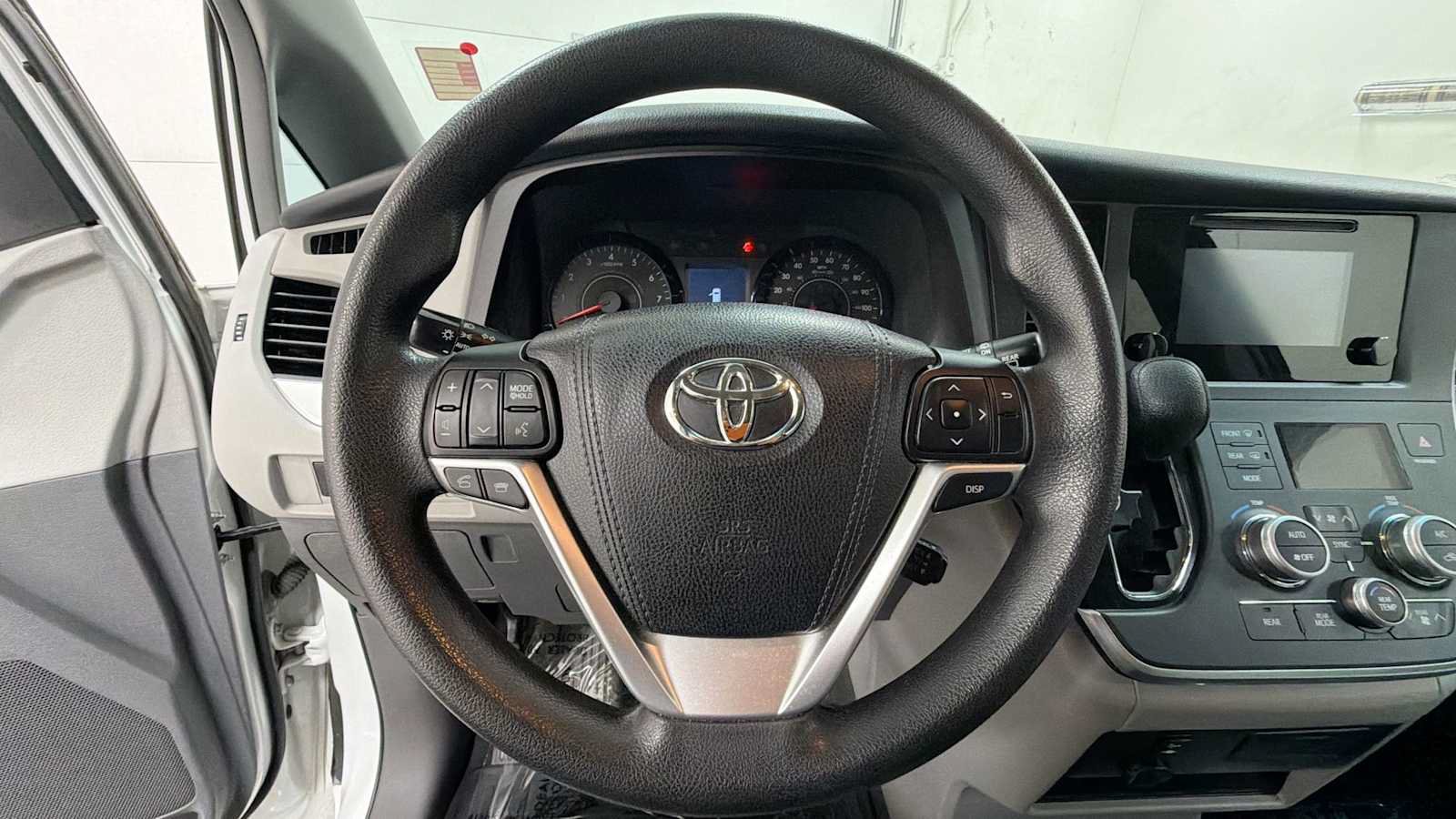 Used 2015 Toyota Sienna L FWD image 16