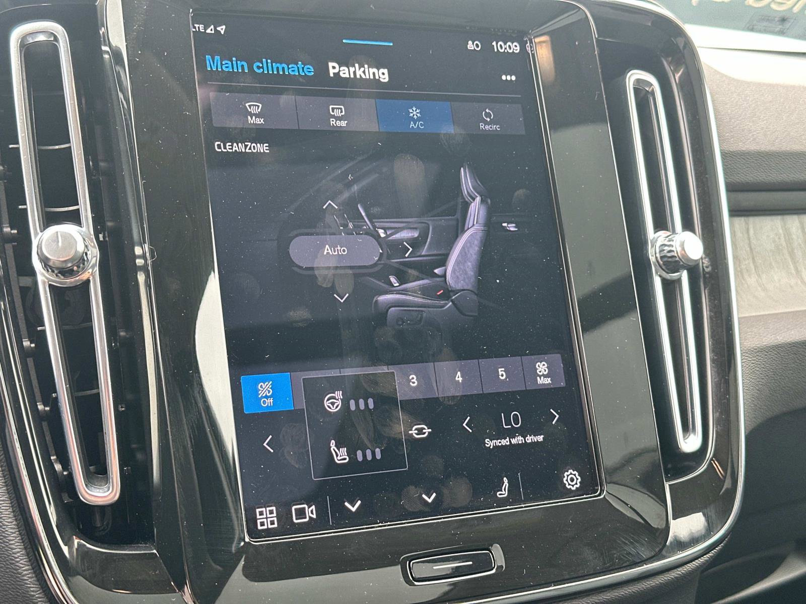 Certified 2024 Volvo XC40 B5 Ultimate w/ Climate Package image 12