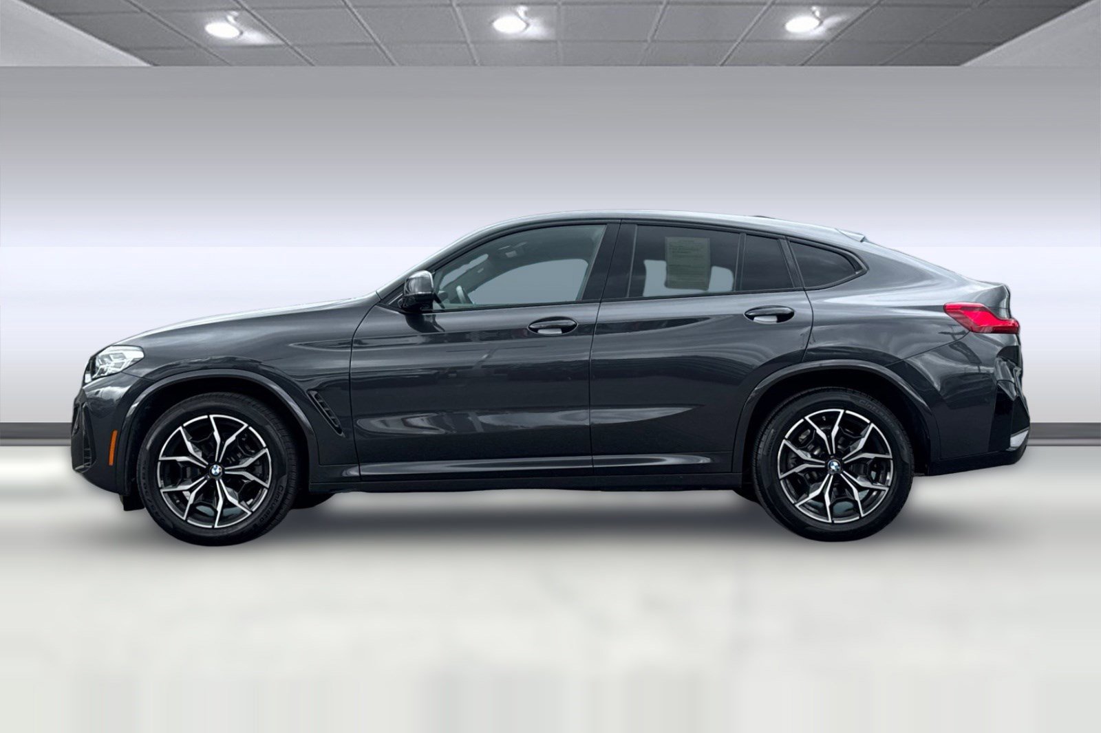 Used 2025 BMW X4 xDrive30i image 2