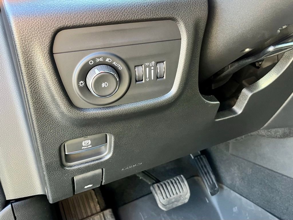 Used 2025 Jeep Grand Cherokee Limited w/ Black Appearance Package image 21