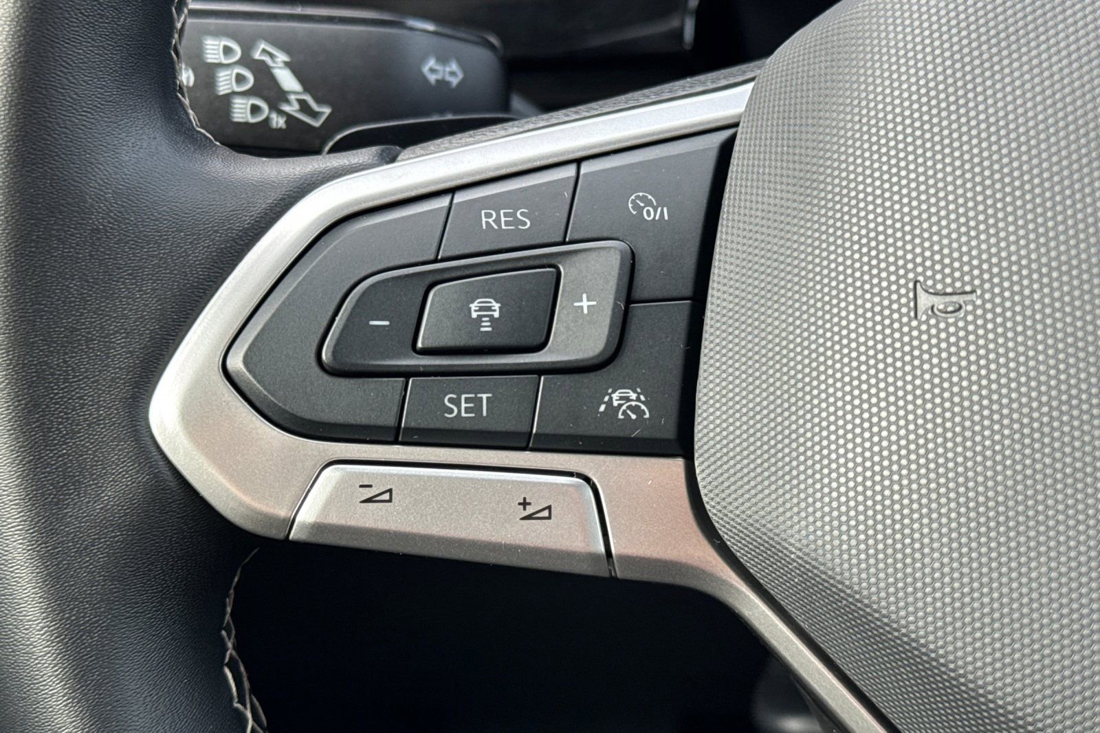 Used 2025 Volkswagen Atlas SE image 27