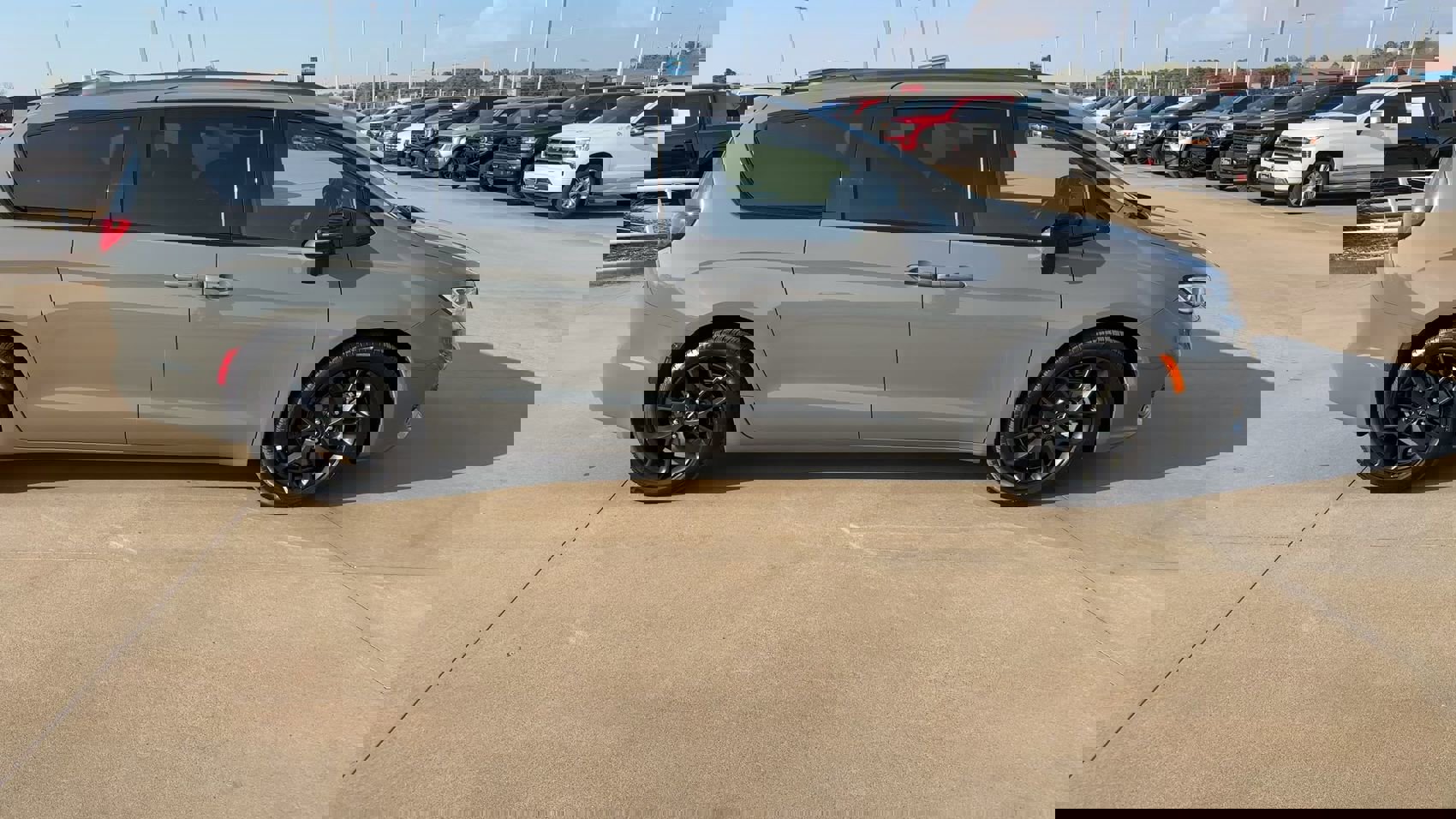 Used 2025 Chrysler Pacifica Limited image 2