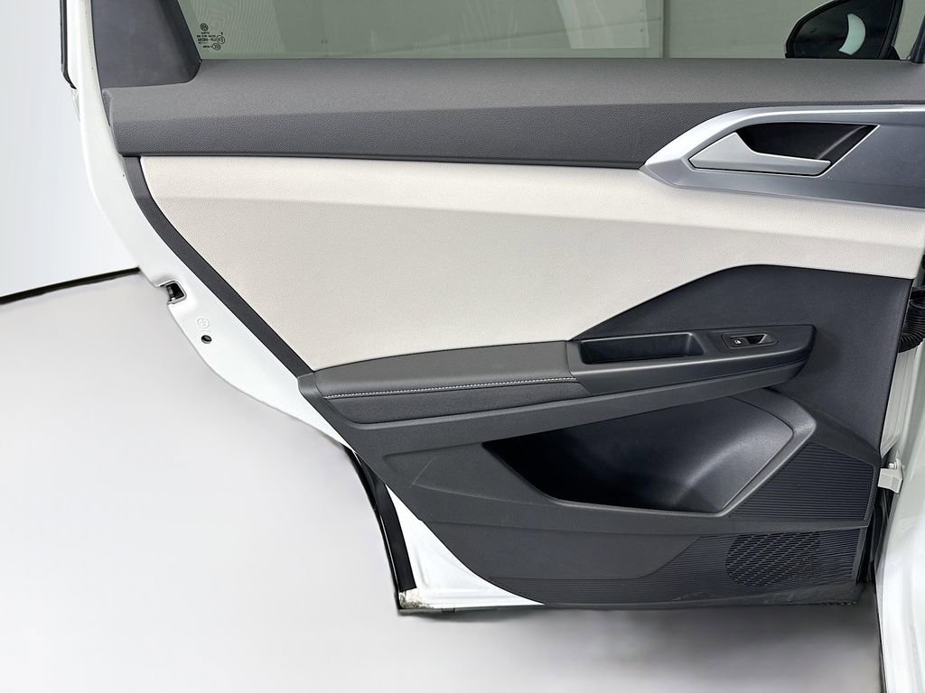 Used 2025 Volkswagen Taos SE w/ Panoramic Sunroof Package image 24