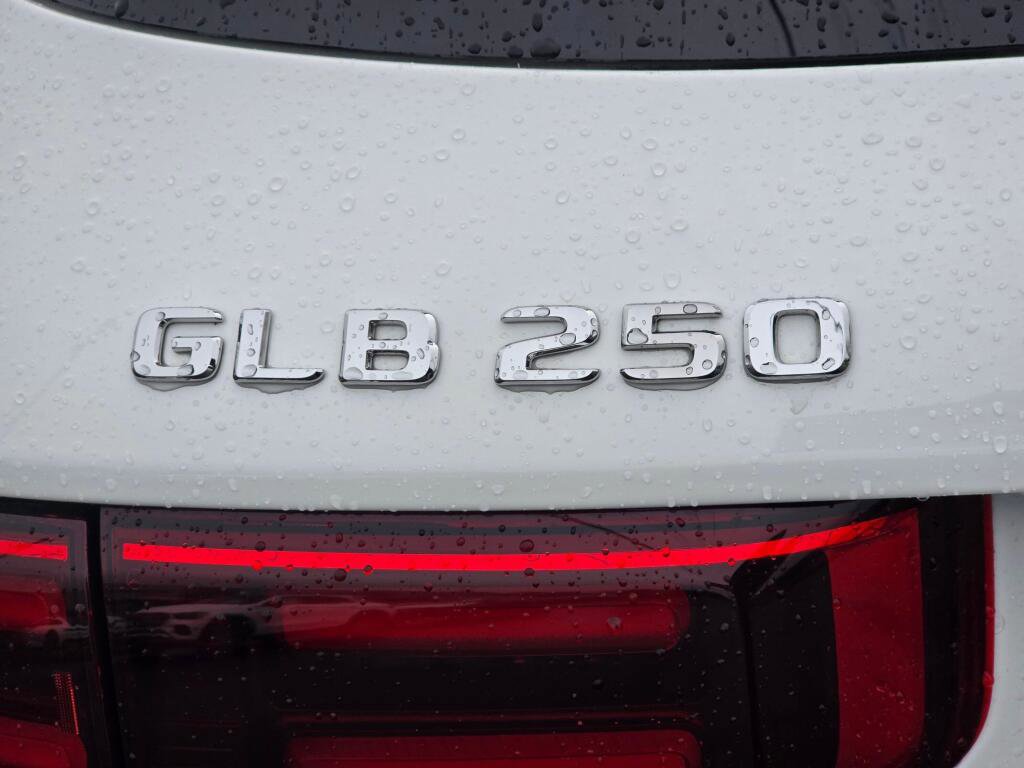 Used 2025 Mercedes-Benz GLB 250 4MATIC image 33