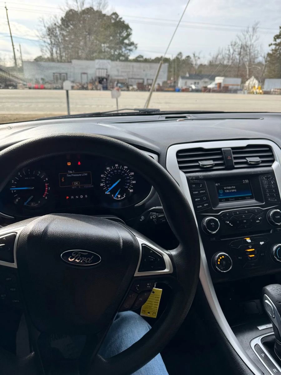 Used 2015 Ford Fusion SE FWD image 20