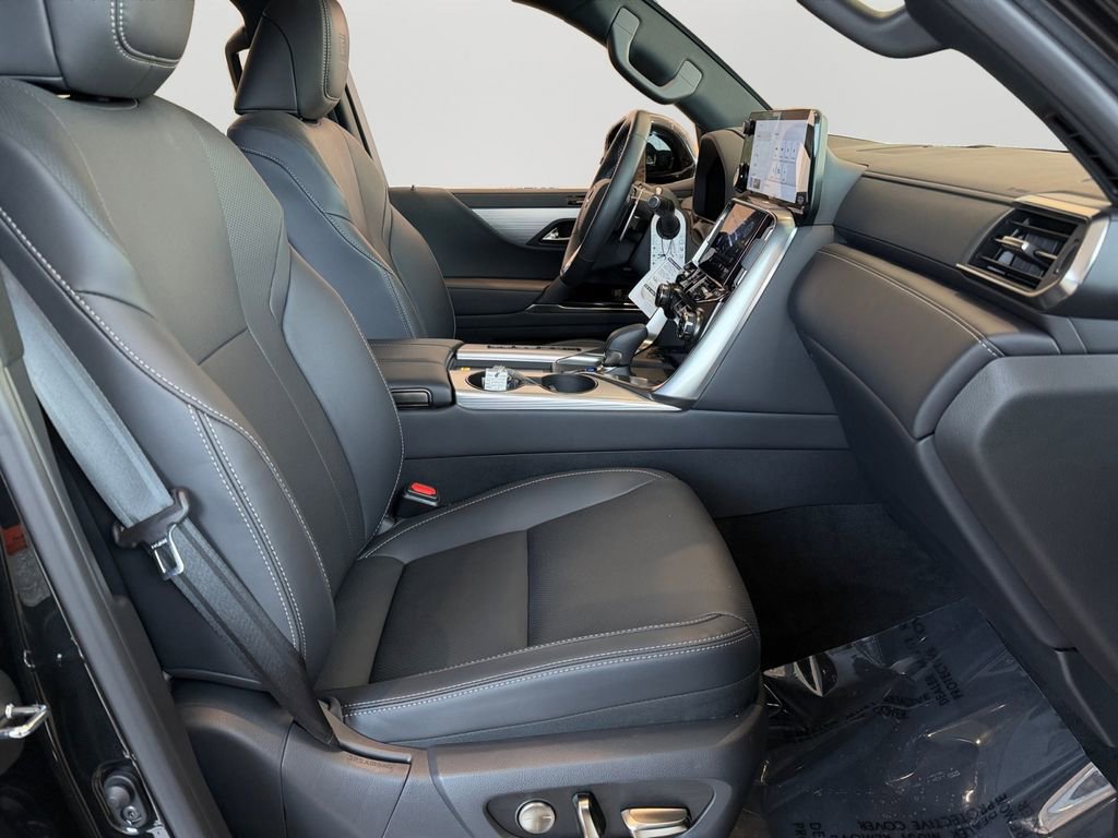 Certified 2025 Lexus LX 700h F Sport AWD/4WD image 8
