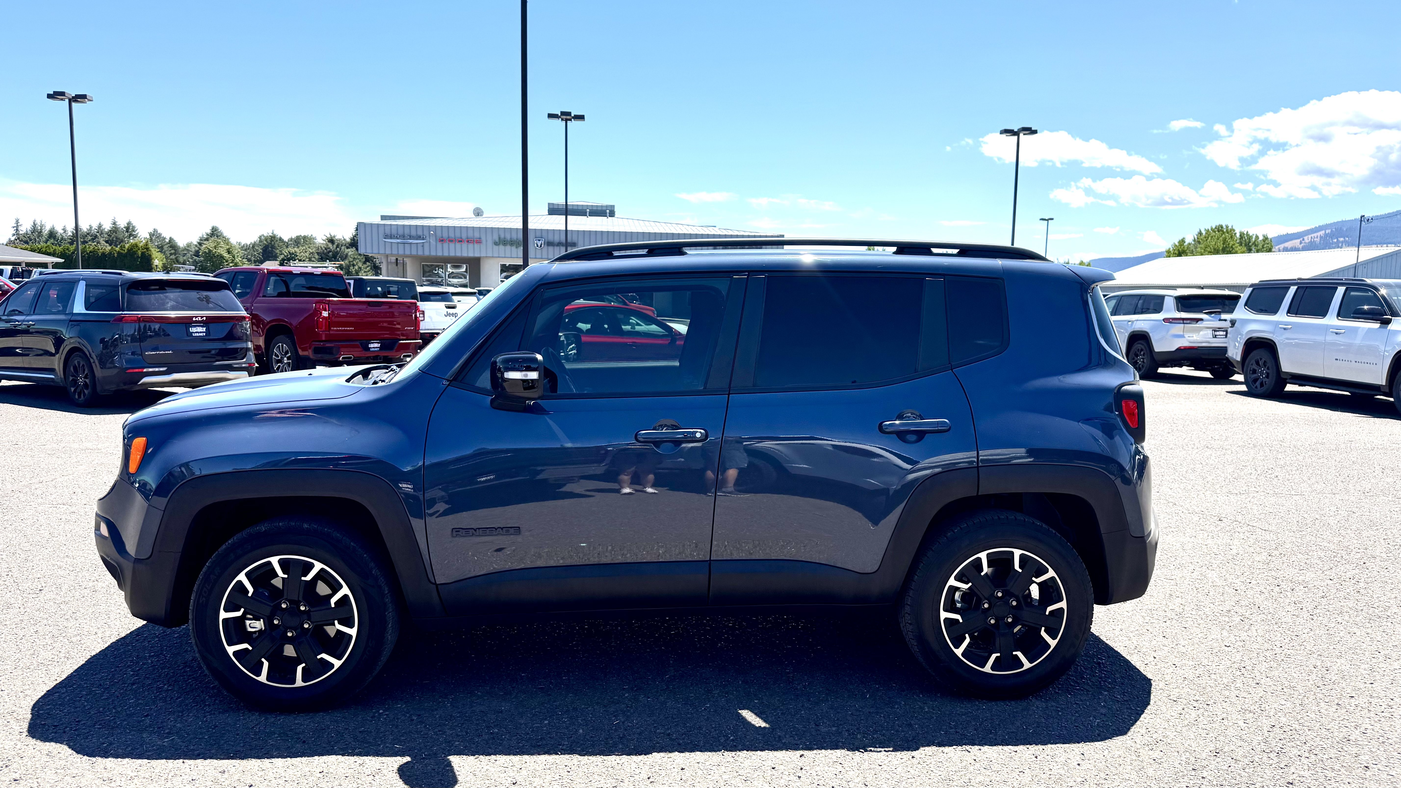Used 2023 Jeep Renegade Latitude AWD/4WD image 5