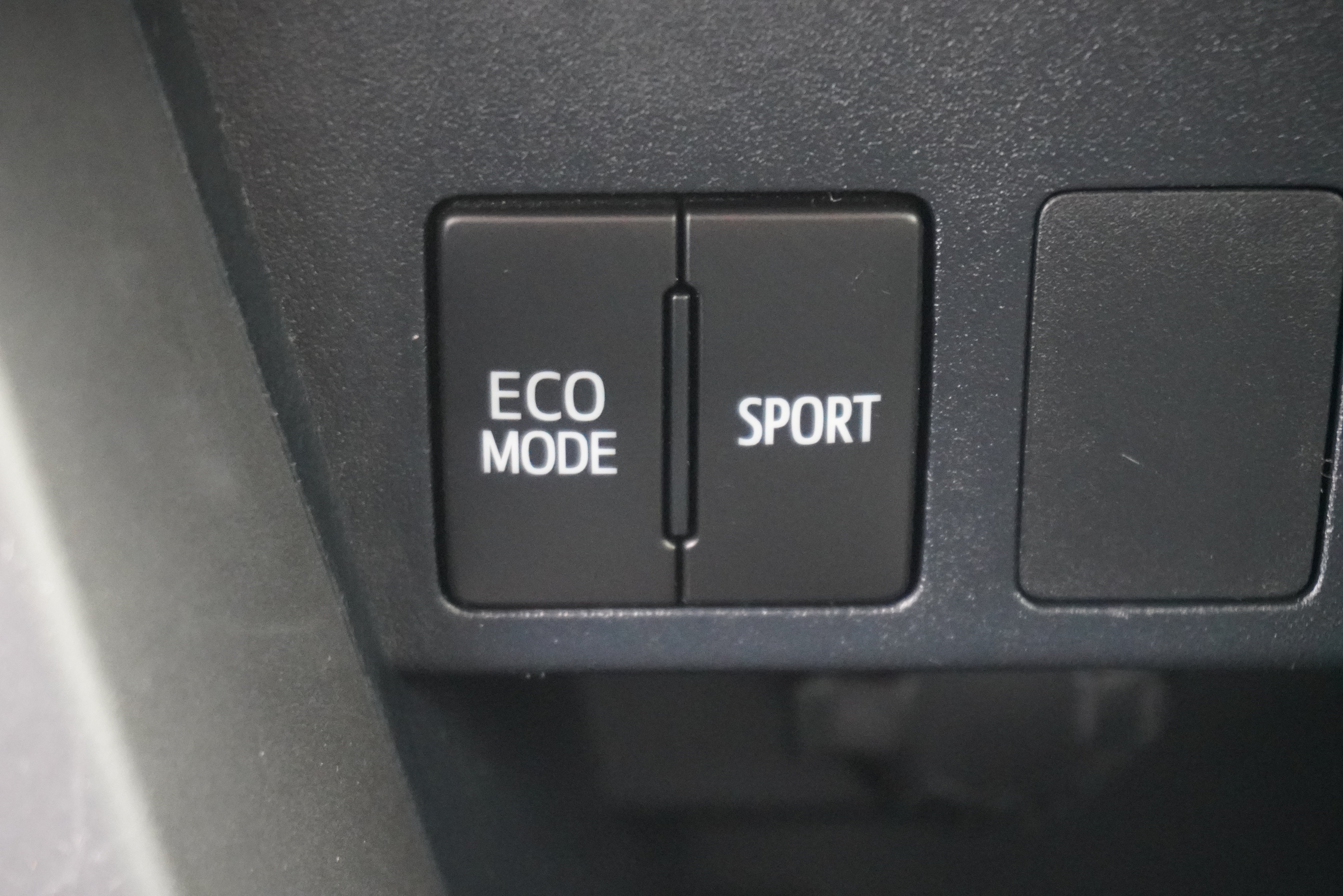 Used 2016 Toyota RAV4 LE FWD image 18
