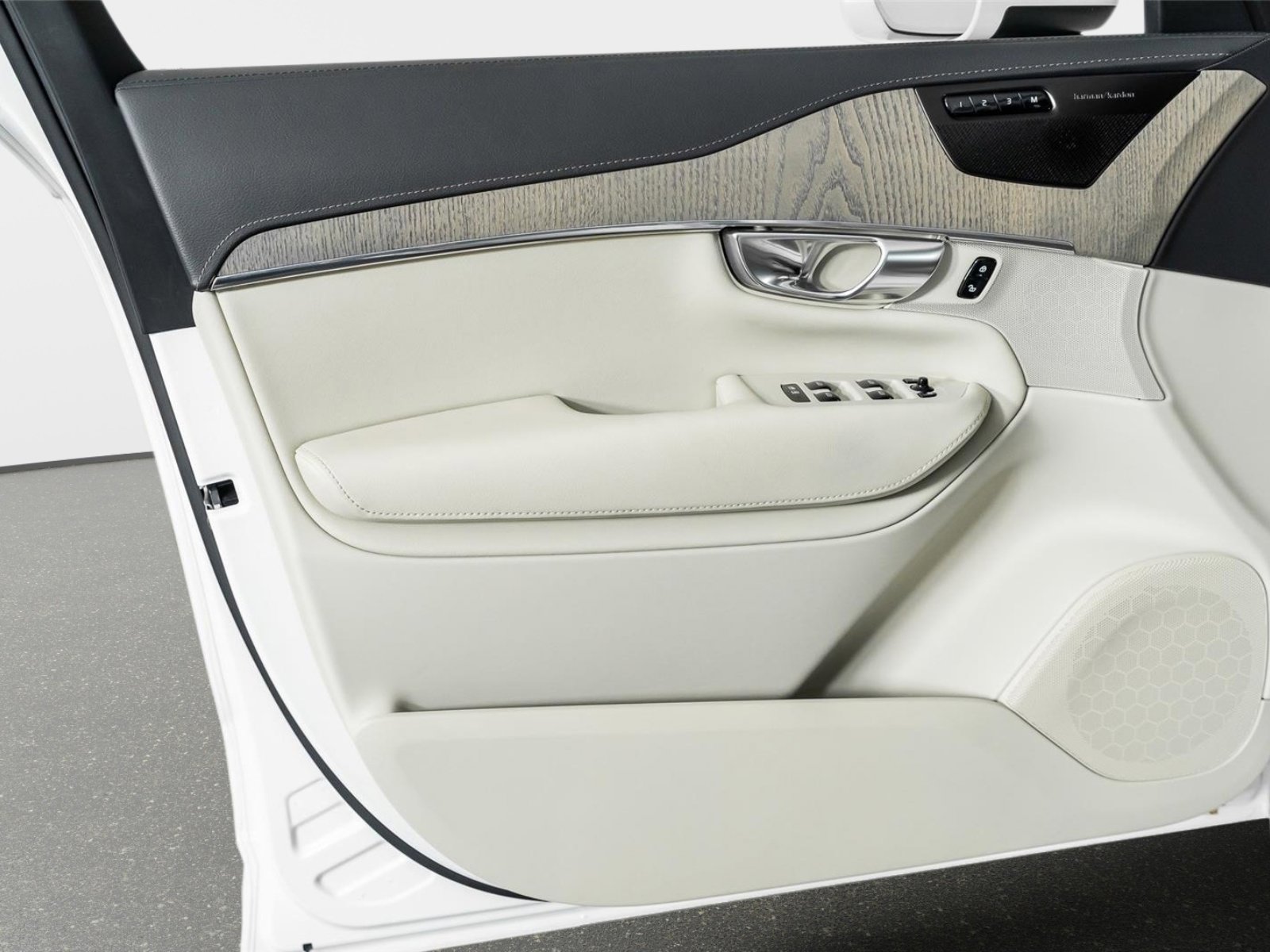 Used 2025 Volvo XC90 B6 Ultra w/ Protection Package Premier image 49