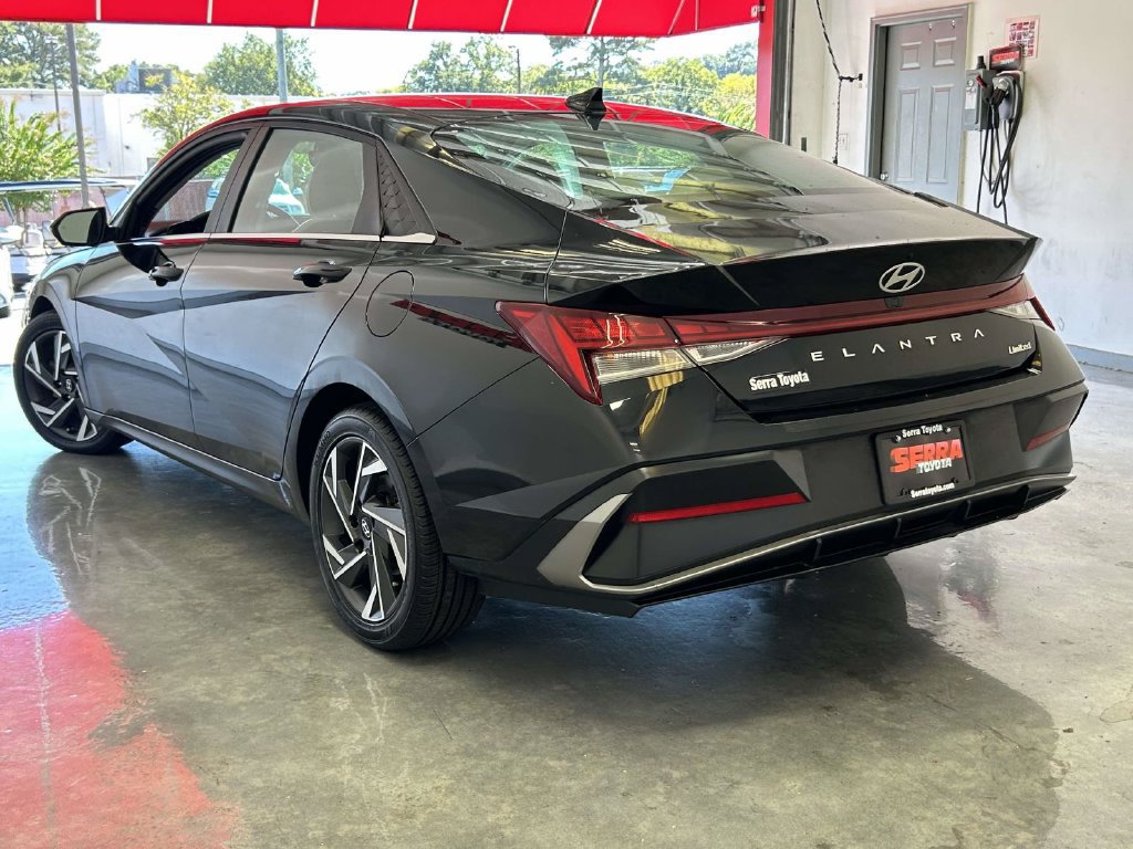 Used 2025 Hyundai Elantra Limited w/ Cargo Package FWD image 5