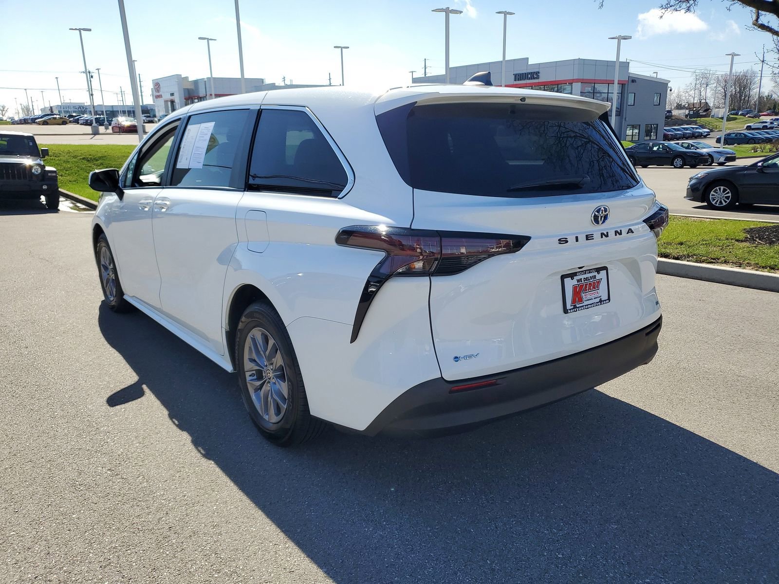 Certified 2025 Toyota Sienna LE image 3