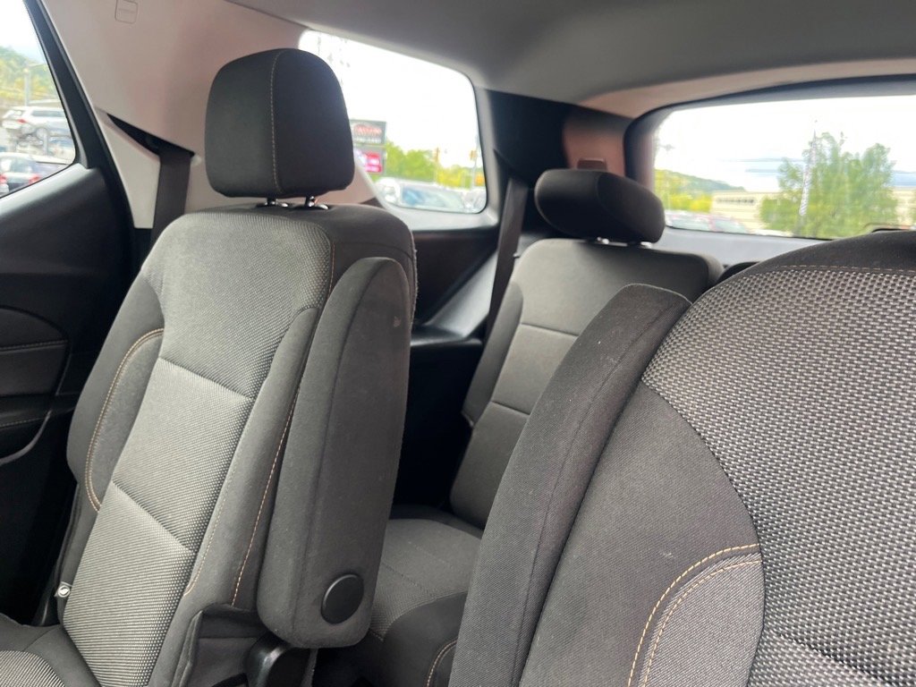 Used 2021 Chevrolet Traverse LT image 10