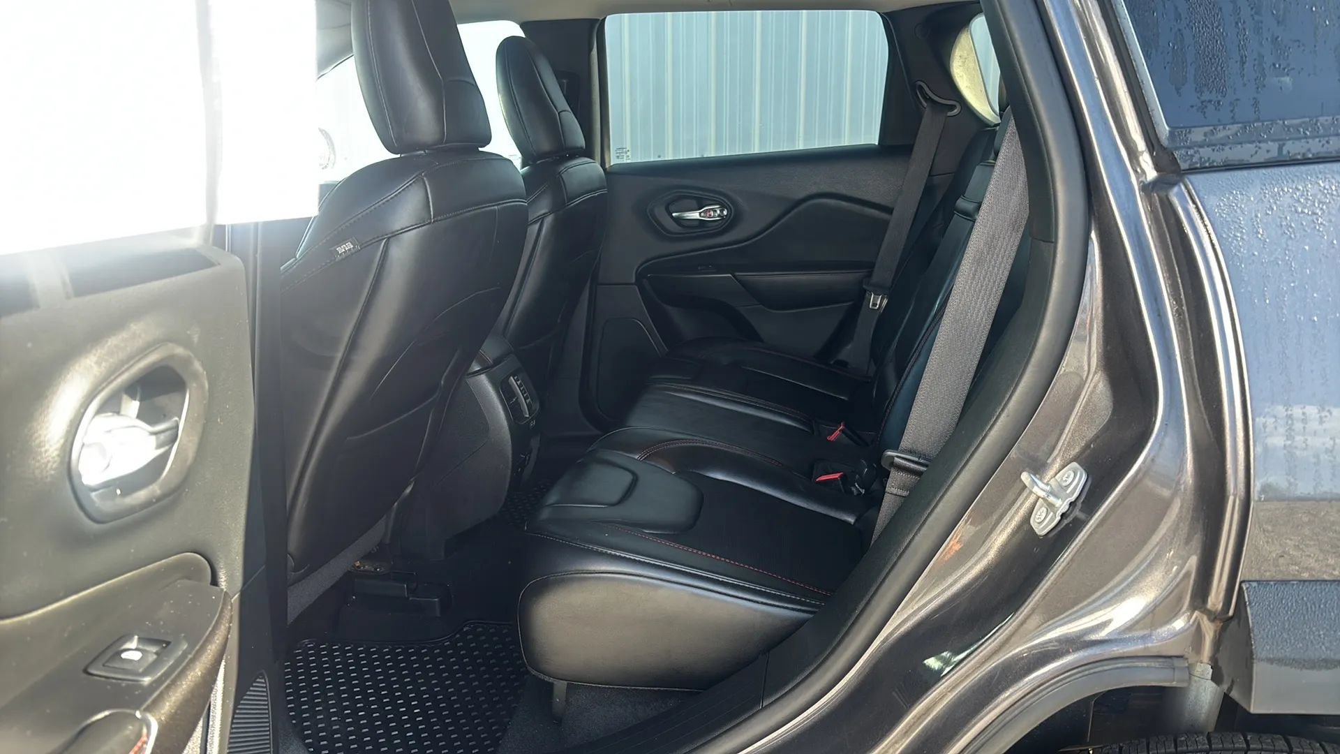 Used 2019 Jeep Cherokee Trailhawk AWD/4WD image 19