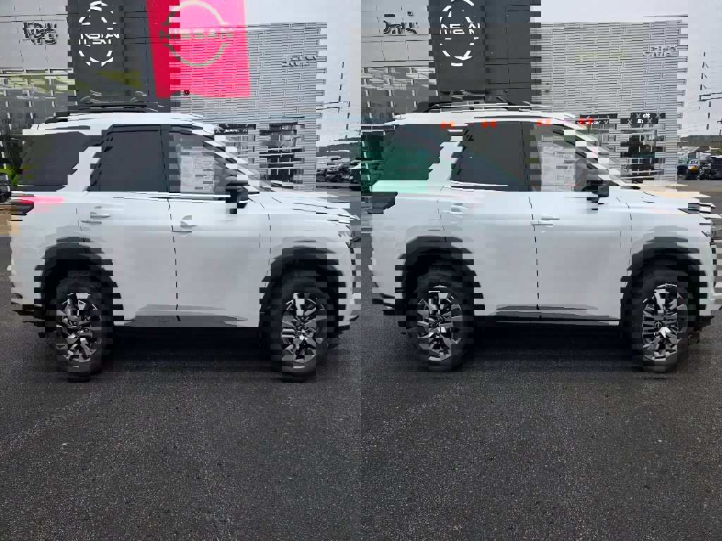 New 2026 Nissan Pathfinder SL image 2