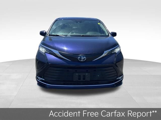 Used 2022 Toyota Sienna XLE w/ XLE Plus Package FWD image 2