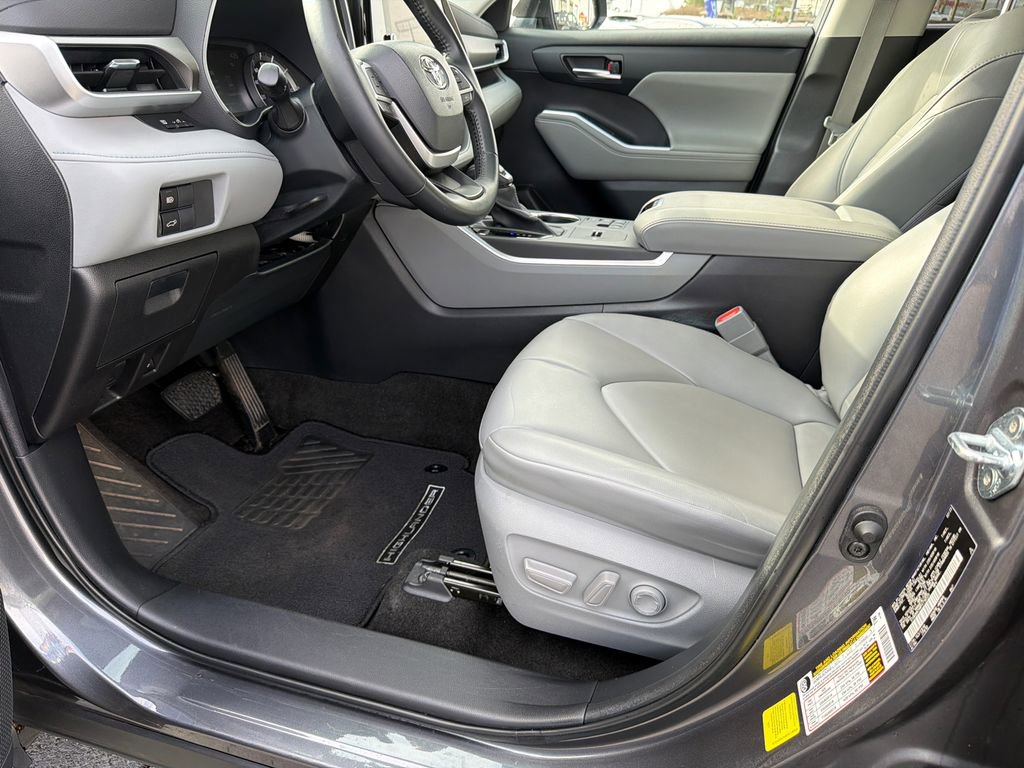 Used 2023 Toyota Highlander XLE image 9