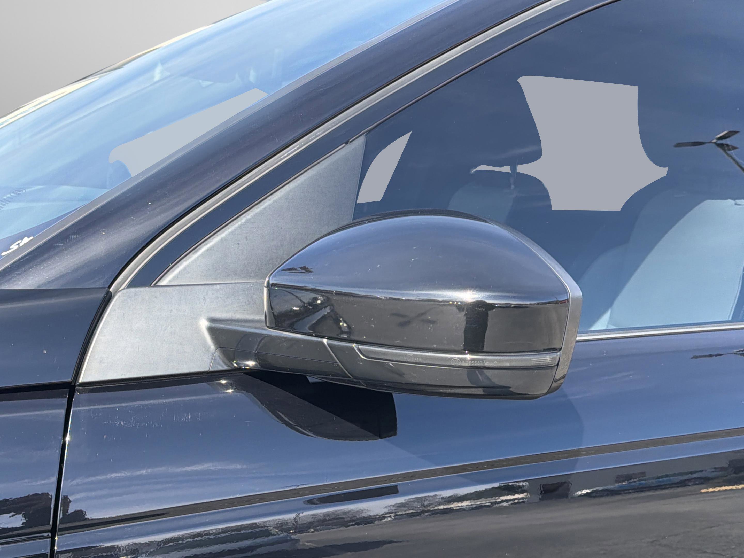 Used 2020 Land Rover Discovery Sport SE R-Dynamic image 28