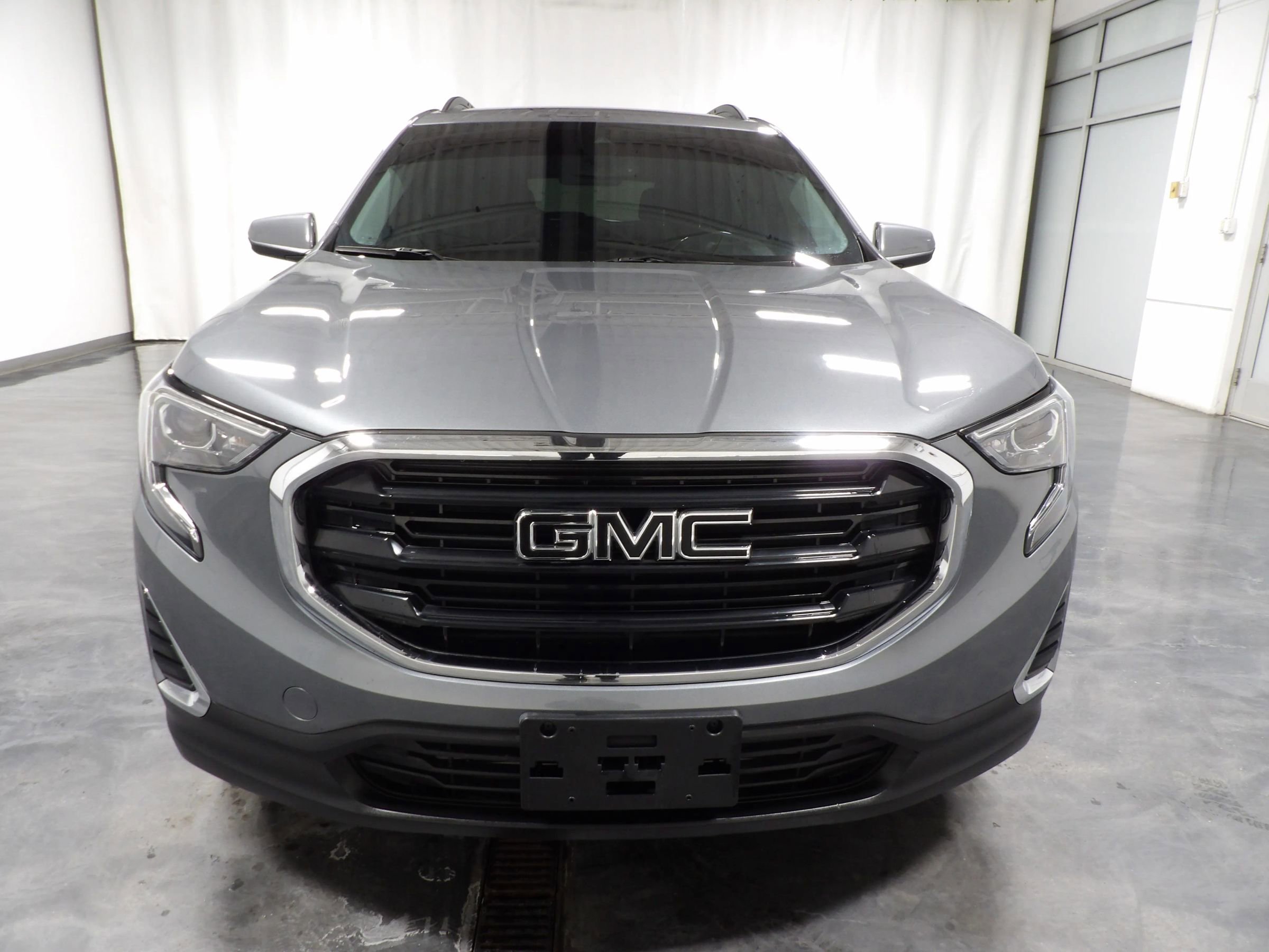 Used 2020 GMC Terrain SLE w/ Driver Convenience Package image 2