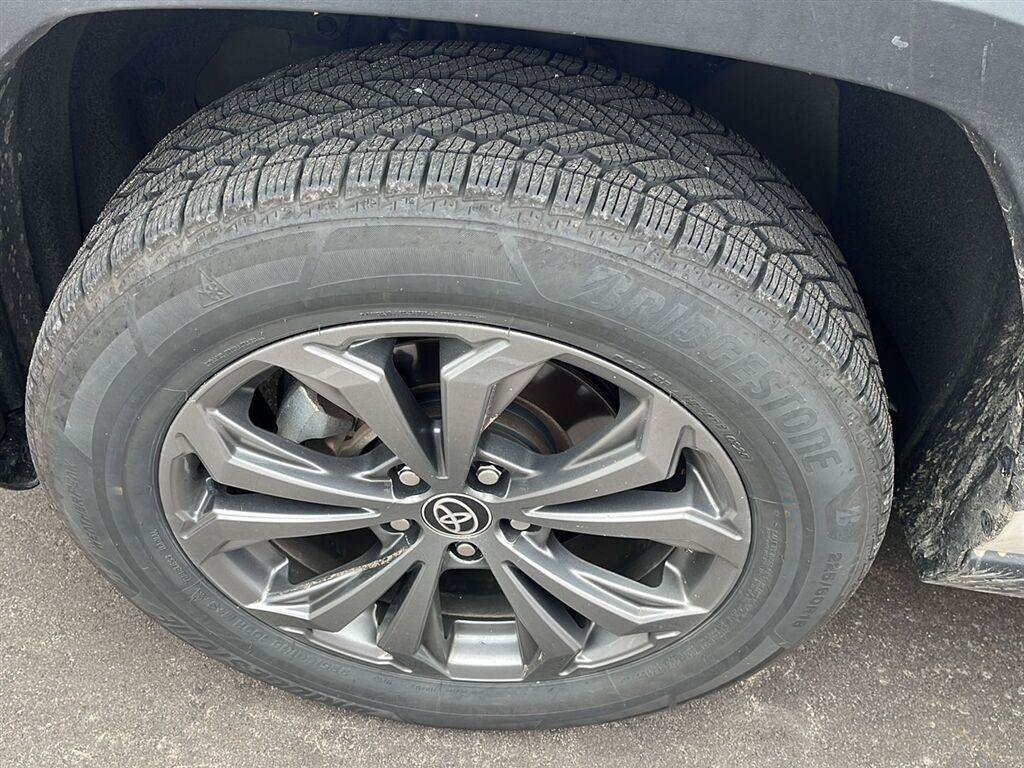 Used 2022 Toyota RAV4 XLE Premium AWD/4WD image 8