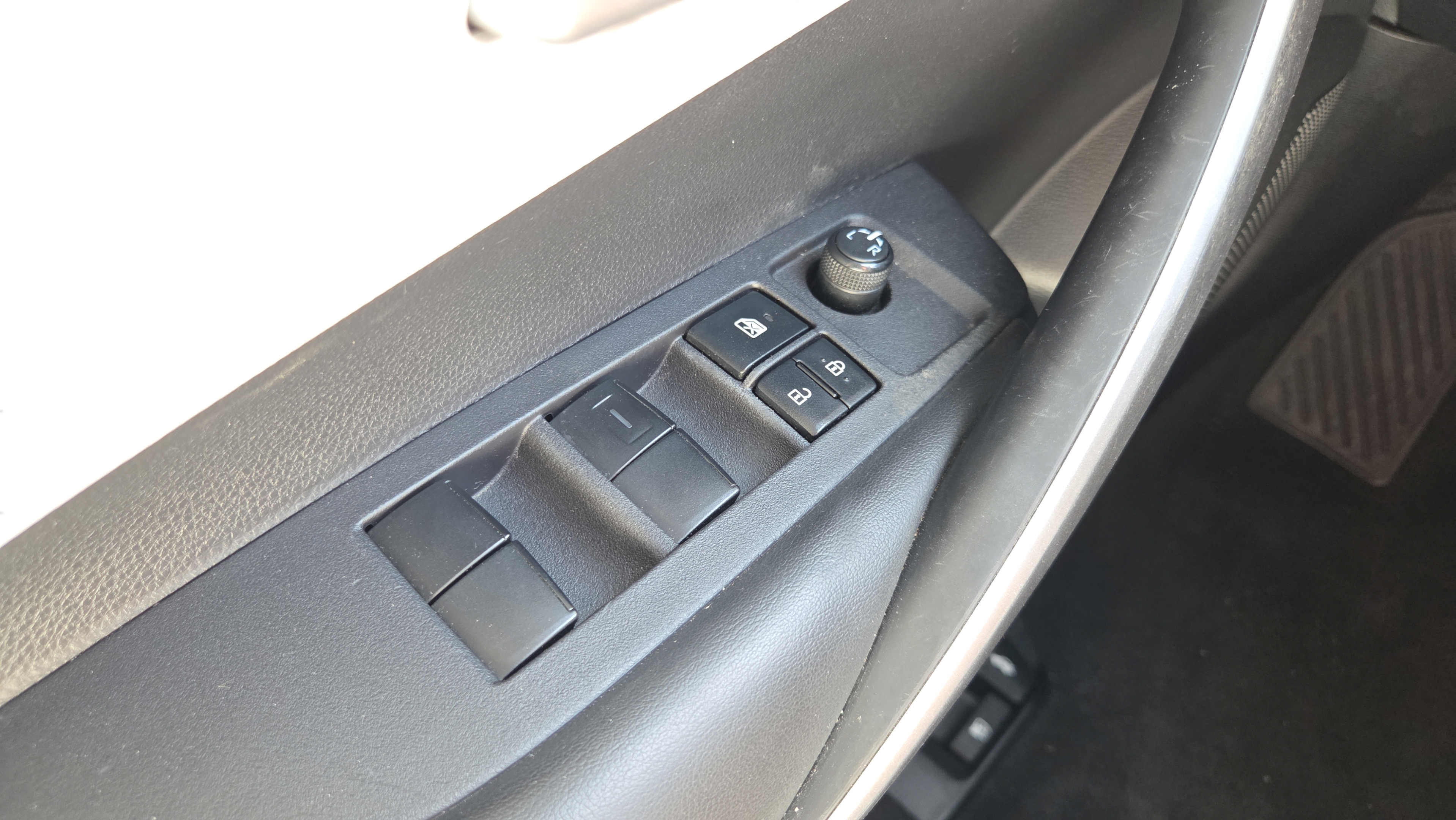 Certified 2024 Toyota Corolla SE FWD image 17