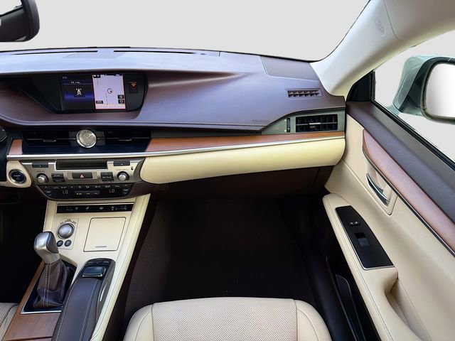 Used 2016 Lexus ES 300h w/ Luxury Package w/Wood Trim image 18