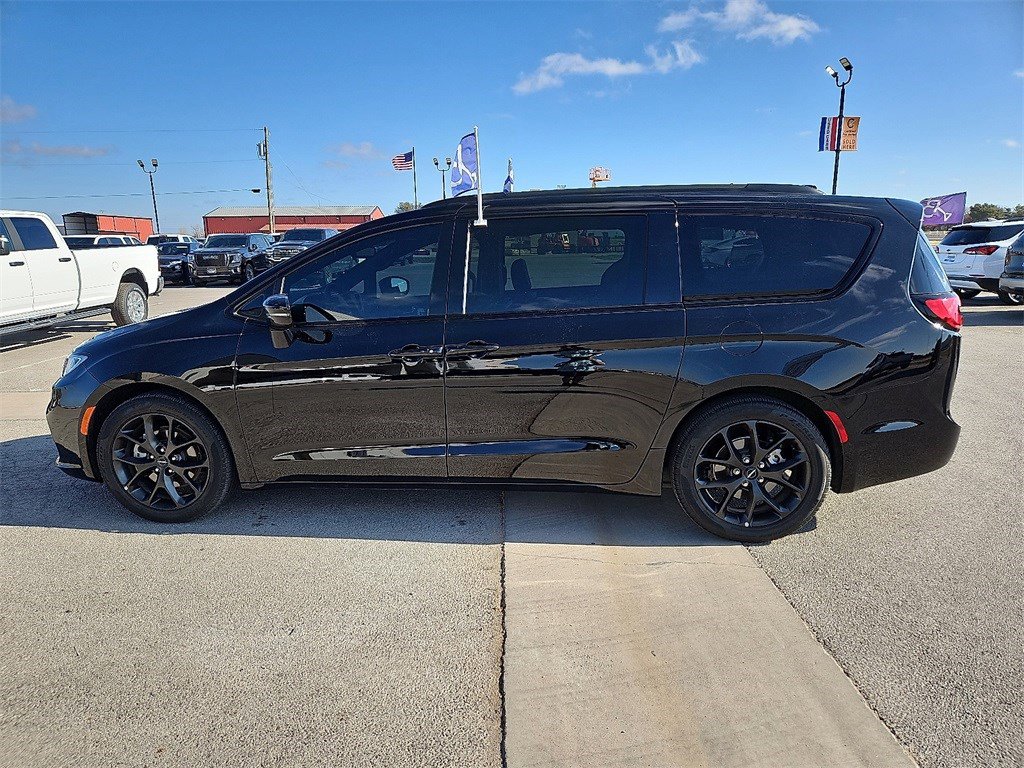 Used 2024 Chrysler Pacifica Limited w/ S Appearance Package image 2
