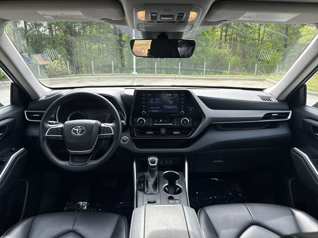 Used 2022 Toyota Highlander XLE image 16