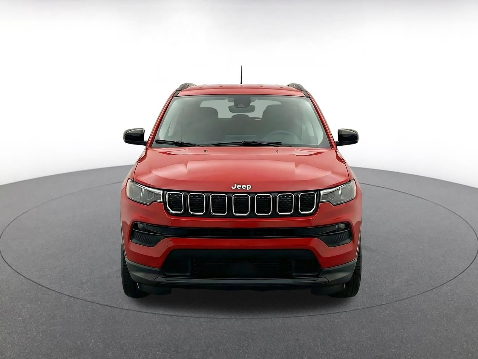 Used 2025 Jeep Compass Latitude AWD/4WD image 2