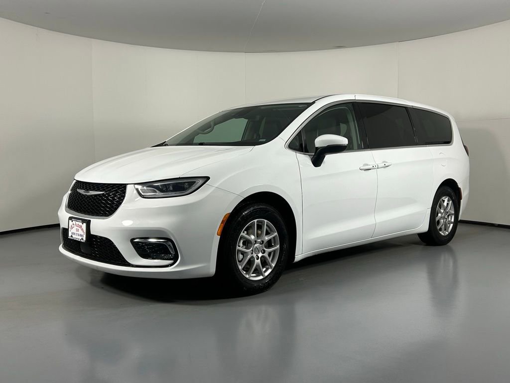 Used 2023 Chrysler Pacifica Touring-L image 3