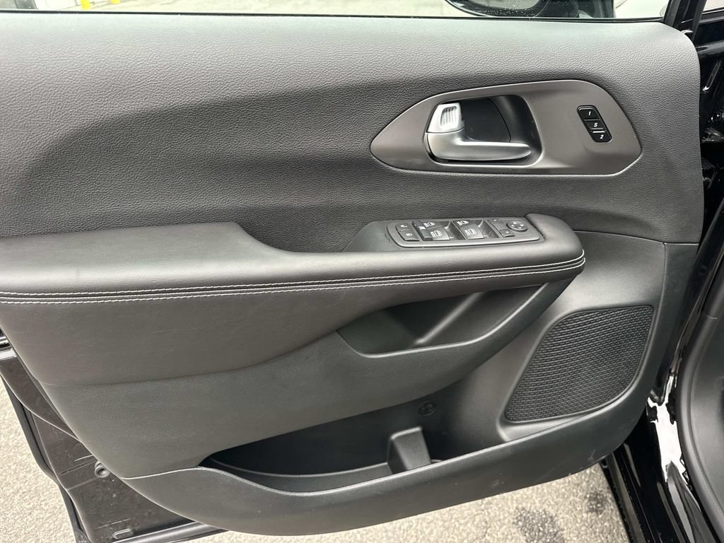 New 2026 Chrysler Pacifica Select w/ S Appearance Package AWD/4WD image 13