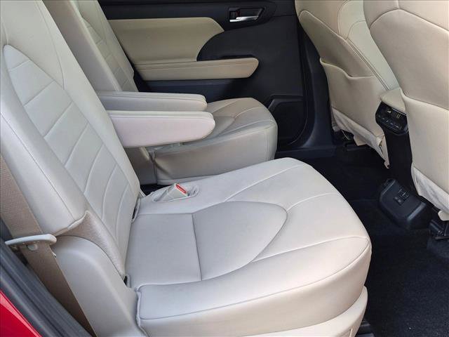 Used 2024 Toyota Highlander XLE FWD image 21