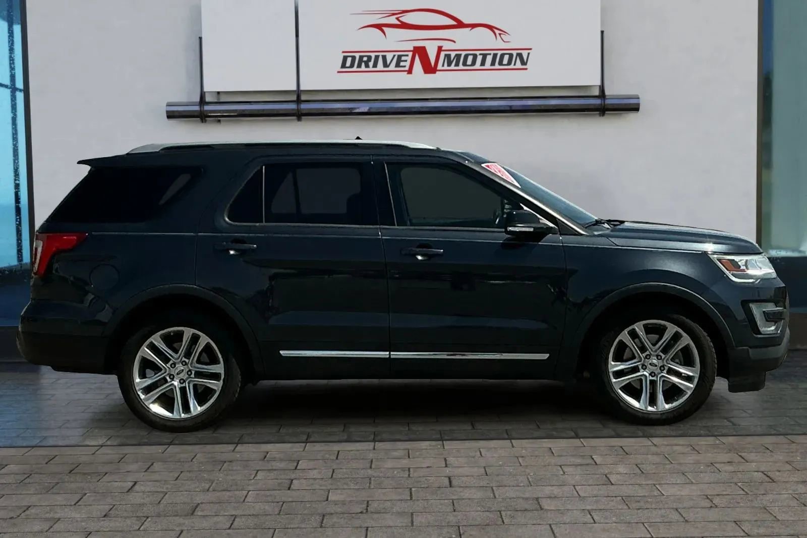 Used 2017 Ford Explorer XLT w/ Equipment Group 202A image 2