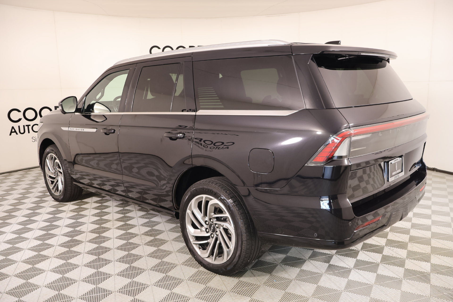 Used 2025 Lincoln Navigator Reserve AWD/4WD image 24