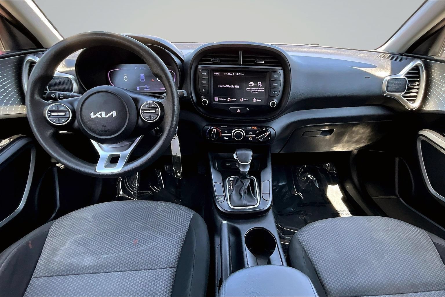 Used 2023 Kia Soul LX w/ LX Technology Package FWD image 8