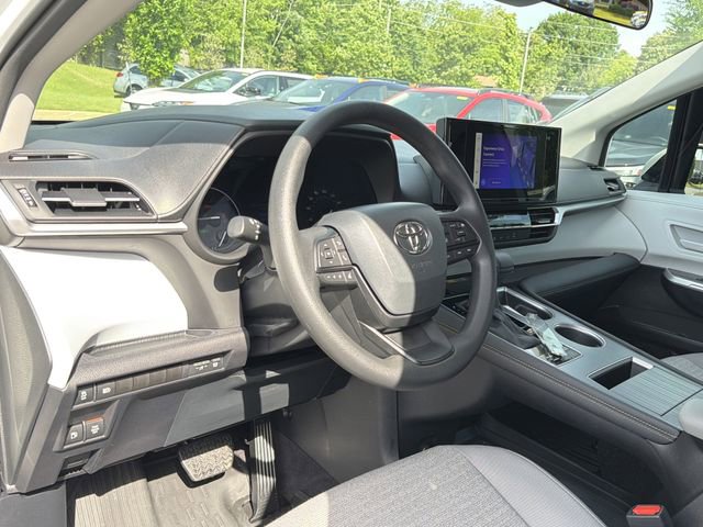 Used 2025 Toyota Sienna LE FWD image 10