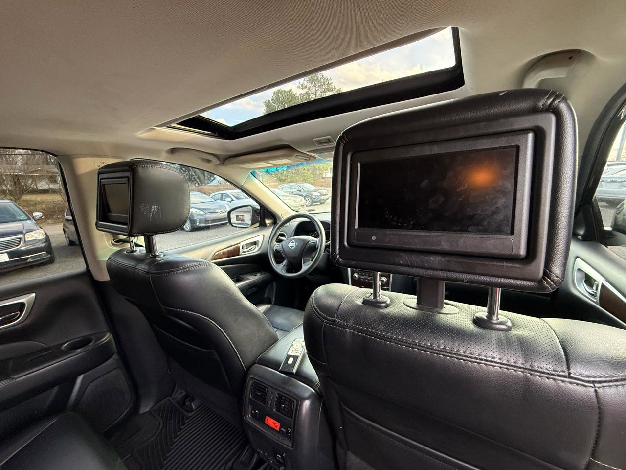 Used 2015 Nissan Pathfinder Platinum w/ Family Entertainment Package AWD/4WD image 26