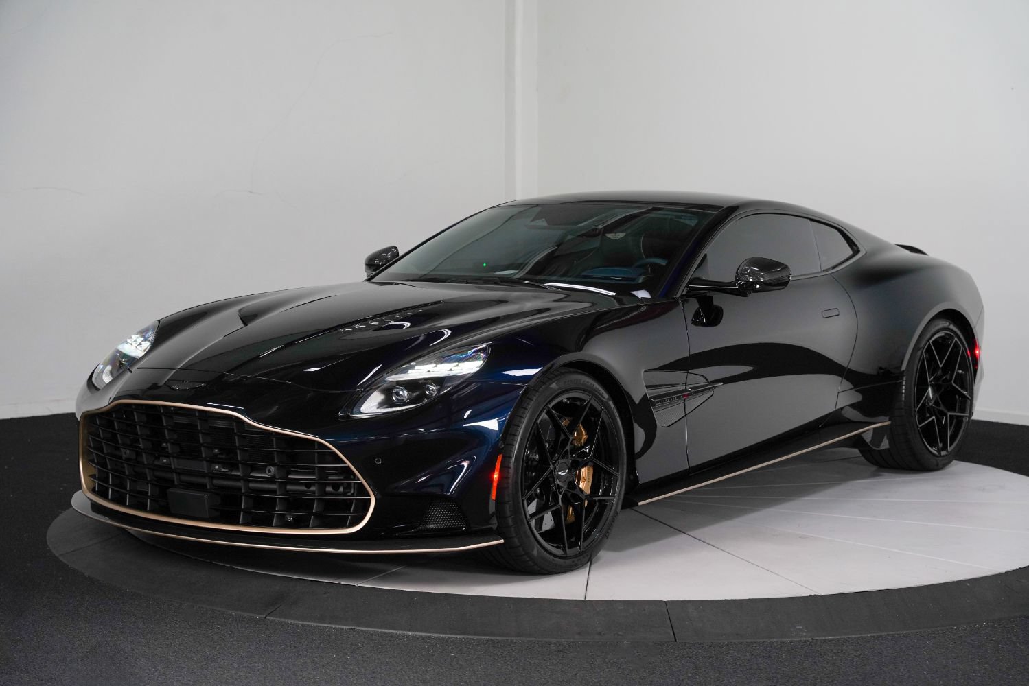 Used 2025 Aston Martin Vanquish RWD image 6