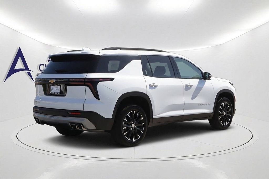 Used 2025 Chevrolet Traverse LT w/ Sun and Wheel Package FWD image 4