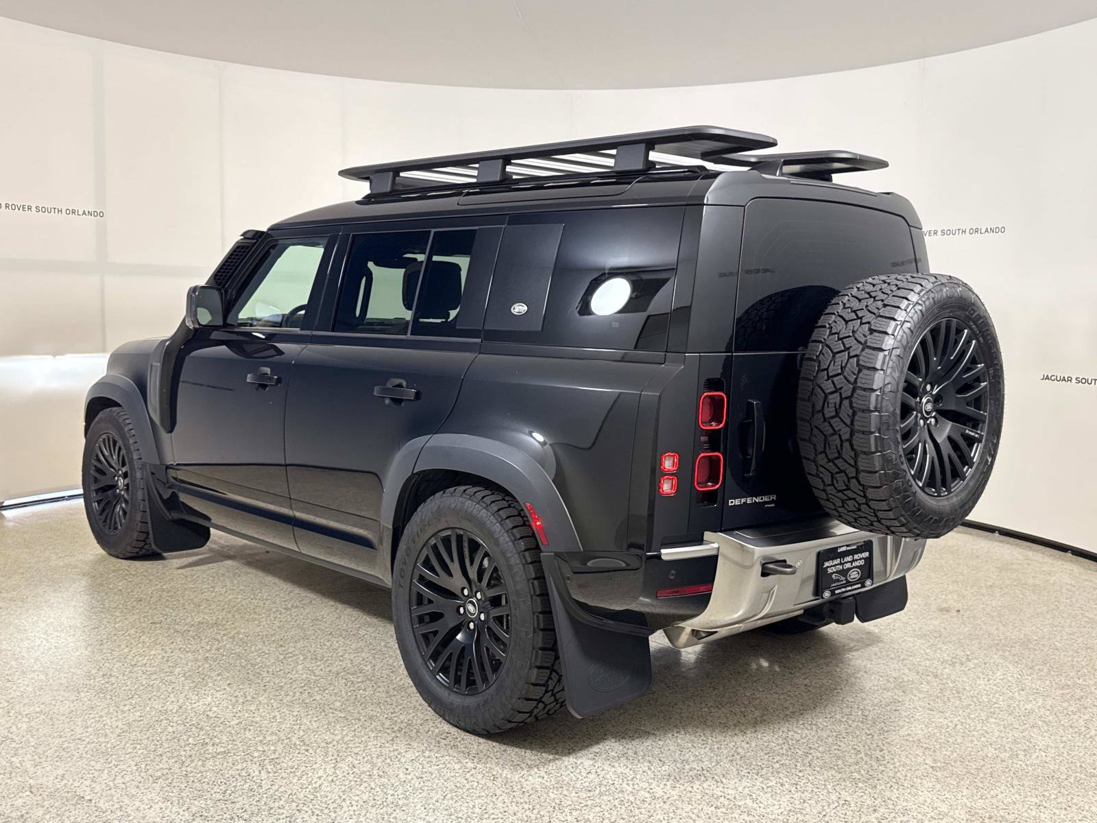Used 2023 Land Rover Defender 110 SE AWD/4WD image 3